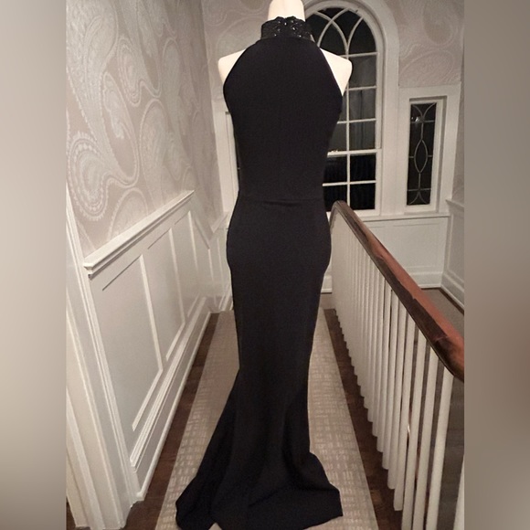 Be the Bell of the Ball in this gorgeous, super flattering gown by CHIARA BONI. - Picture 2 of 10